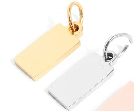 Artículo de grabado en blanco mini, ideal para diseños personalizados. Cadena y charms no incluidos. El precio incluye el grabado.