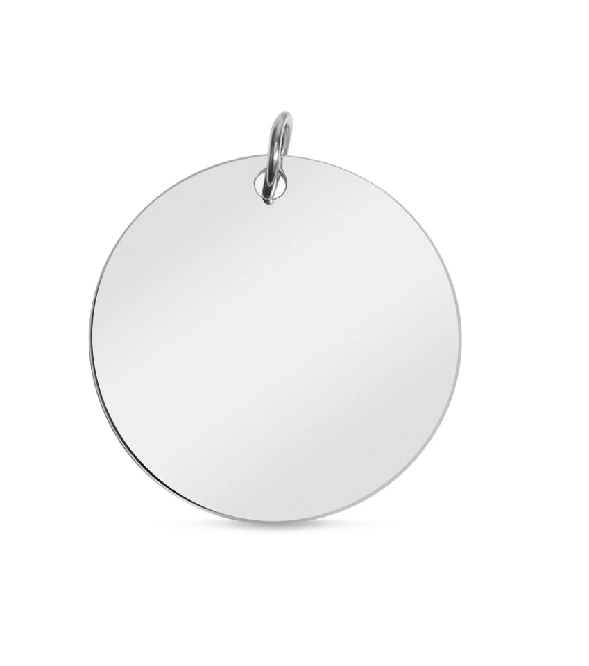 Artículo de grabado en blanco mini, ideal para diseños personalizados. Cadena y charms no incluidos. El precio incluye el grabado.